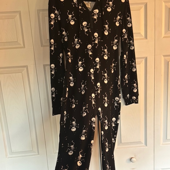 SHOSHO  ONSIE LOUNGEWEAR / PAJAMA Black and White Skull Print  1/4 zip - Picture 5 of 11